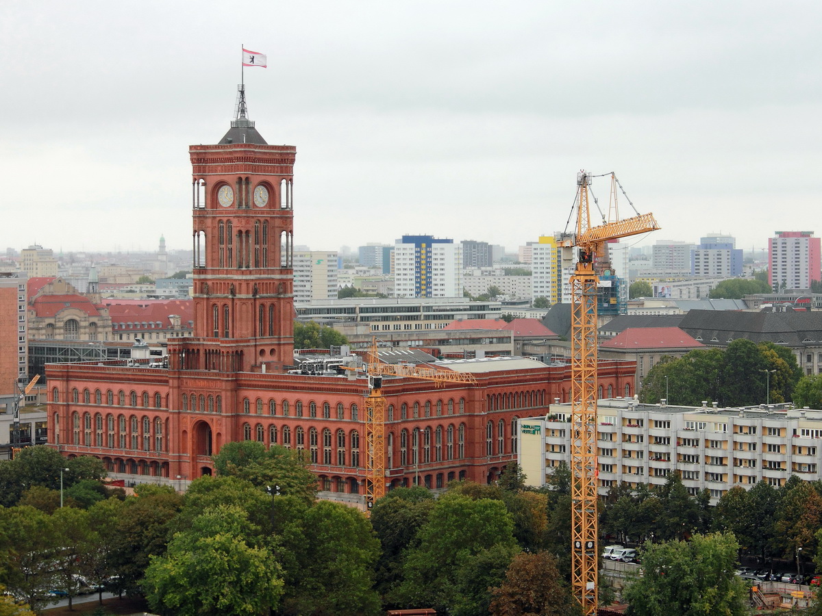 Zum Abschluss des Rundgang auf der Kuppel des Berliner Dom am 06. Oktober 2016 ein Blick auf das Rote Rathaus aus einer anderen Perspektive. 