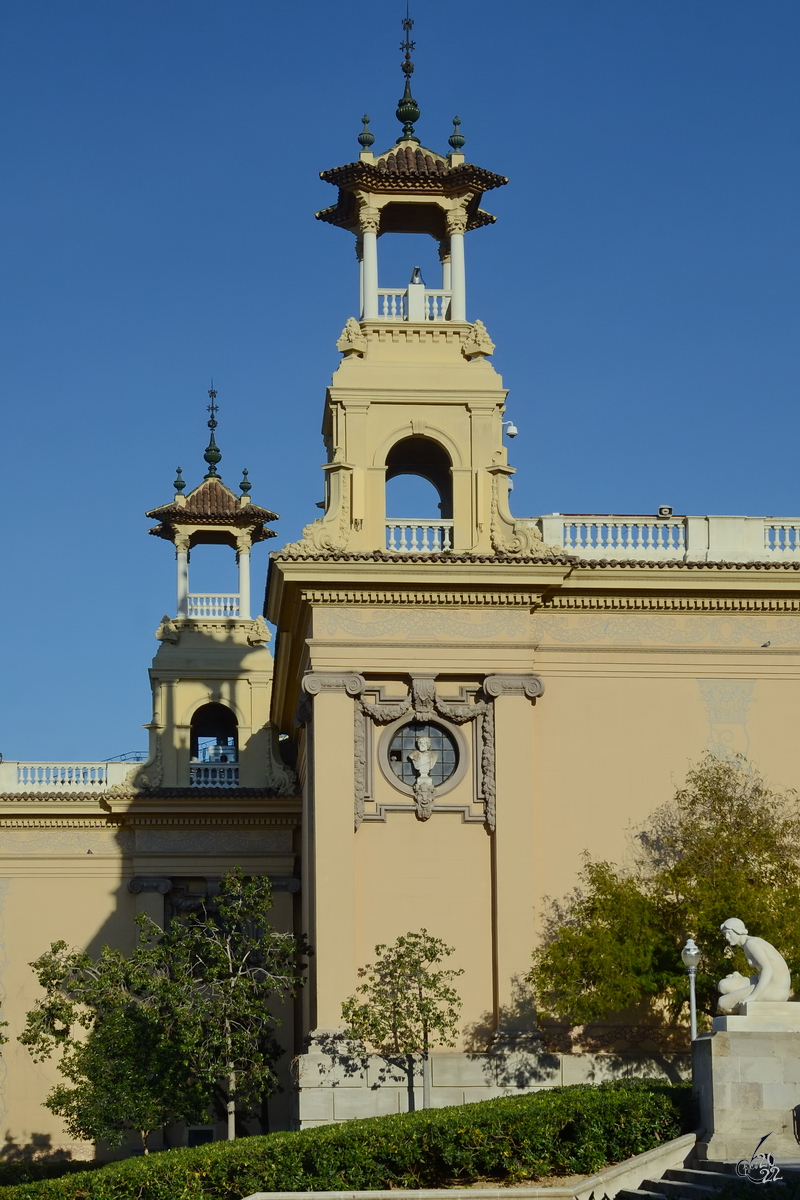 Zwei der Trme des Palastes von Alfonso XIII, welcher anlsslich der Weltausstellung im Jahr 1929 erbaut wurden. (Barcelona, Februar 2013)