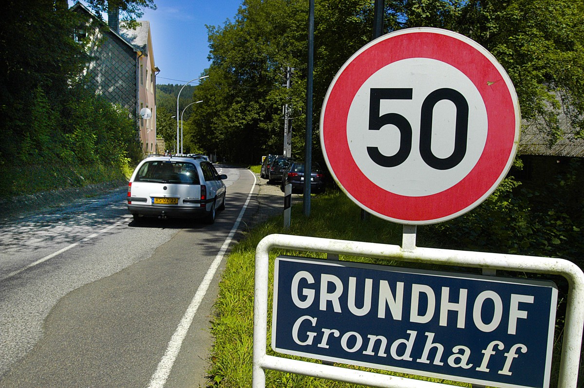 Zweisprachiges Ortsschild in Grundhof (Grondhaff) in Luxembourg. Aufnahme: August 2007.