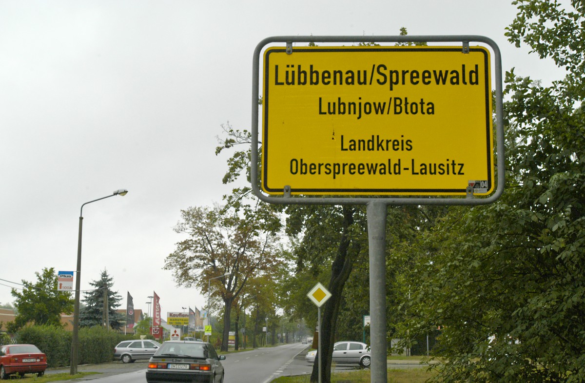 Zweisprachiges Ortsschild in Lbbenau/Spreewald (sorbisch: Lubnjow/Błota). Aufnahme: Juli 2006.