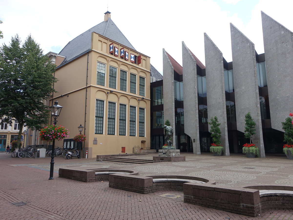 Zwolle, altes und neue Rathaus am Grote Kerkplein, altes Rathaus erbaut Mitte des 15. Jahrhundert, Neubau von 1973 bis 1975 (23.07.2017)