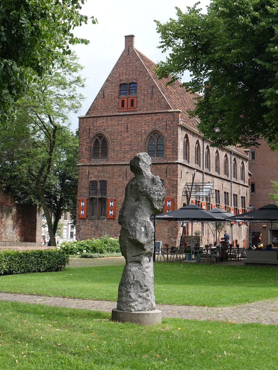 Zwolle, Skulptur vor dem Kloster am Broerenkerkplein (23.07.2017)