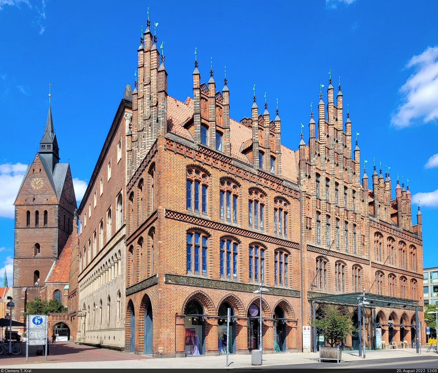 ltester Profanbau von Hannover ist das im 15. Jahrhundert errichtete Alte Rathaus an der Karmarschstrae. Links im Hintergrund sieht man auch die Marktkirche.

🕓 20.8.2023 | 13:08 Uhr