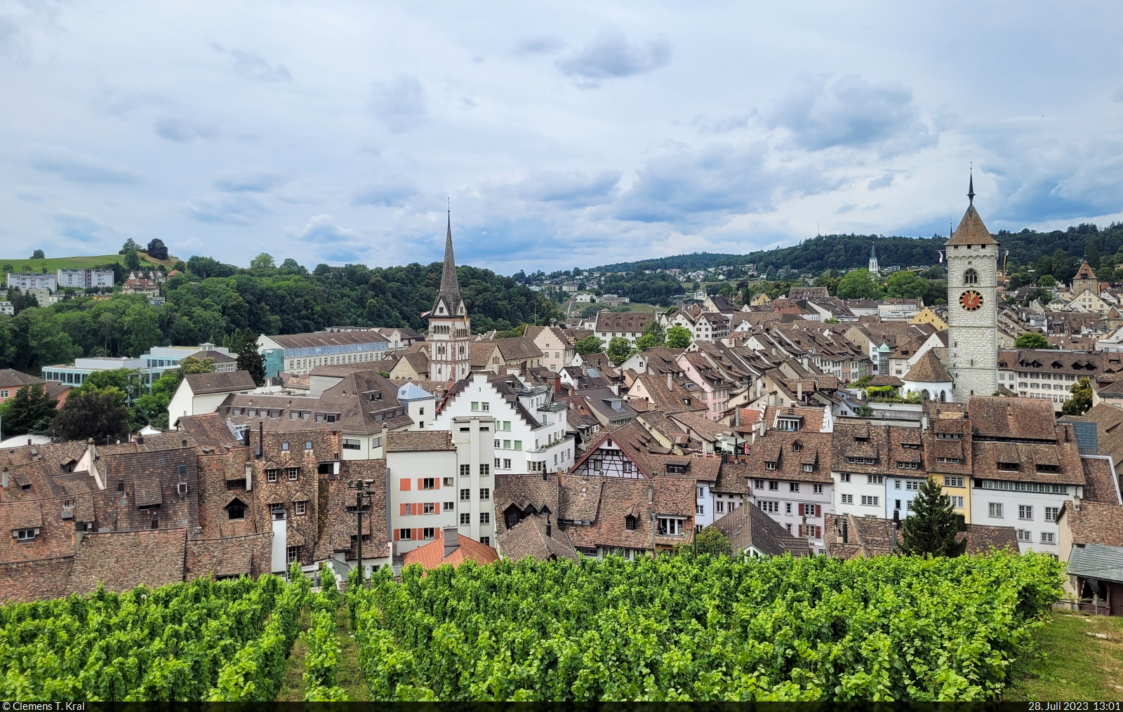 Altstadt-Blick ber Schaffhausen (CH) von der Festung Munot, u.a. mit den Trmen der Mnsterkirche Allerheiligen und der evangelischen Kirche St. Johann.

🕓 28.7.2023 | 13:01 Uhr