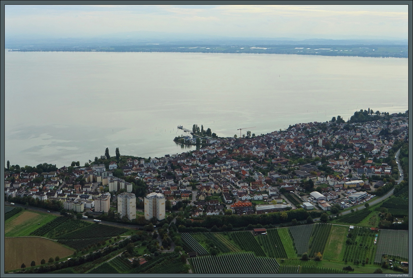 Am Ufer des Bodensees liegt Immenstadt. Mit dem Bevlkerungswachstum entstand neben dem alten Ortskern auch eine Hochhaussiedlung. (05.10.2023)