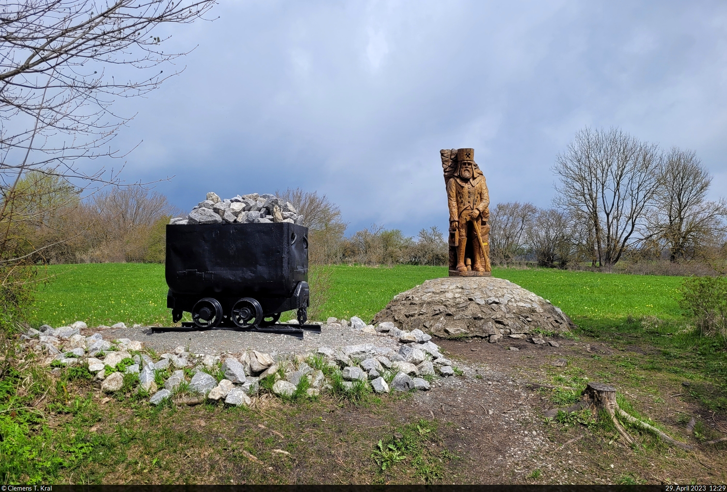 Bergmann als Holzfigur und Lore mit Gestein auf dem Schornsteinberg im Hhlenort Rbeland.

🕓 29.4.2023 | 12:29 Uhr