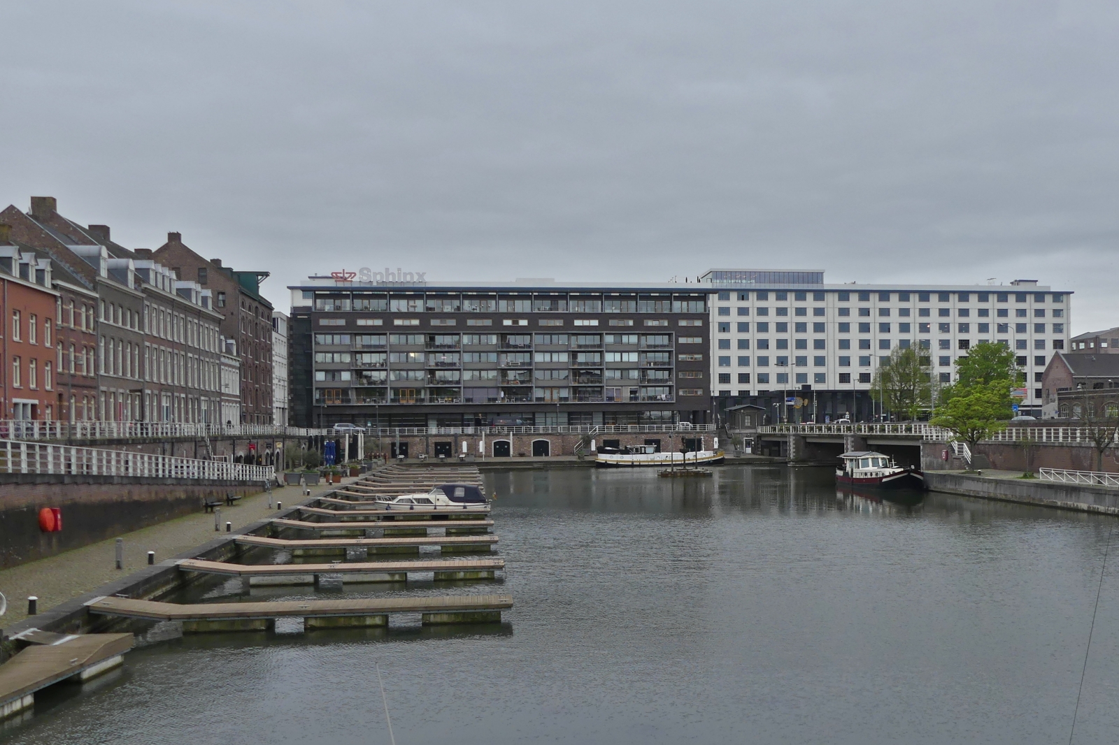 Blick auf die Huserfront am Bassin, dem Binnenhafen von Maastricht. 04.2024