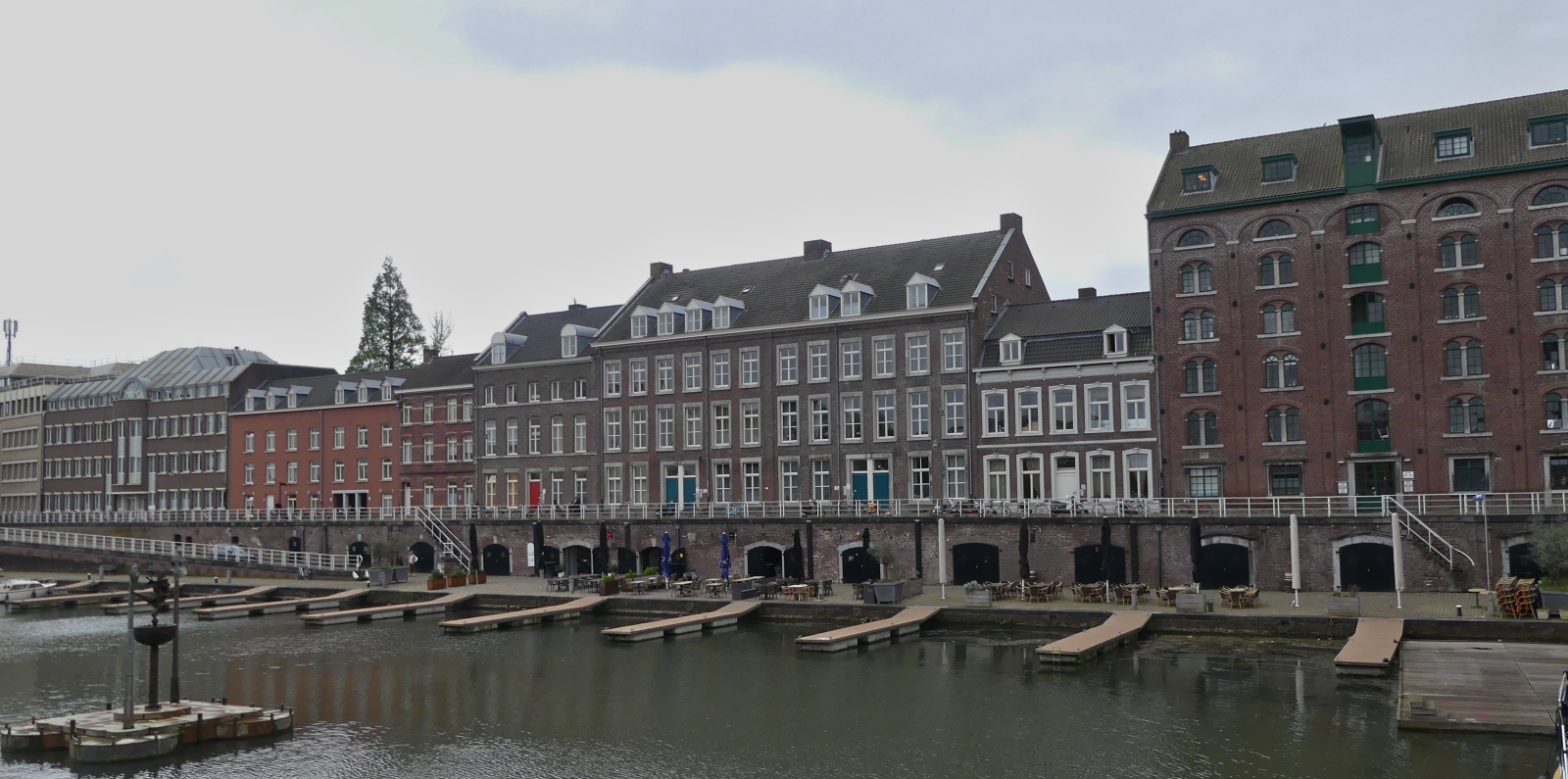 Blick auf die Huserfront am Bassin, dem Binnenhafen von Maastricht. 04.2024