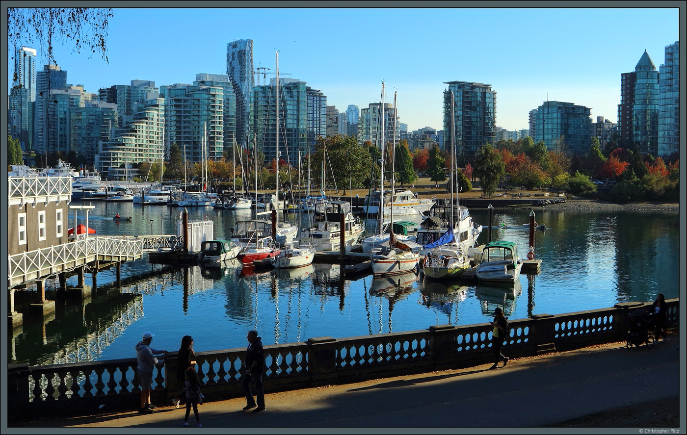 Blick vom Stanley Park Seawall ber den Coal Harbour zur Downtown von Vancouver. (15.10.2022)