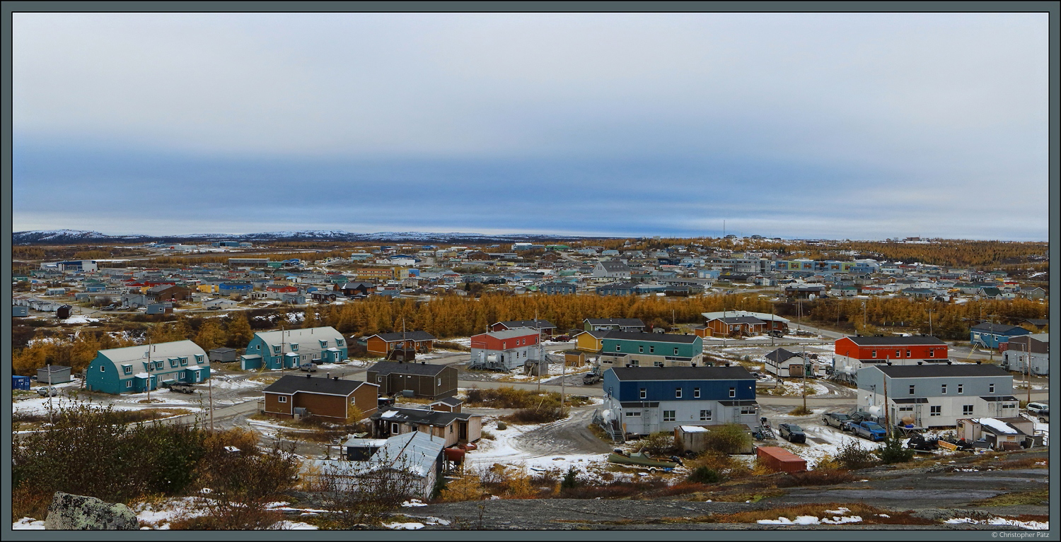 Blick ber Kuujjuaq, die grte Inuit-Siedlung in der Region Nunavik. Im Hintergrund liegt der Flughafen, der zur Versorgung des Ortes und umliegender kleinerer Siedlungen dient. (13.10.2022)