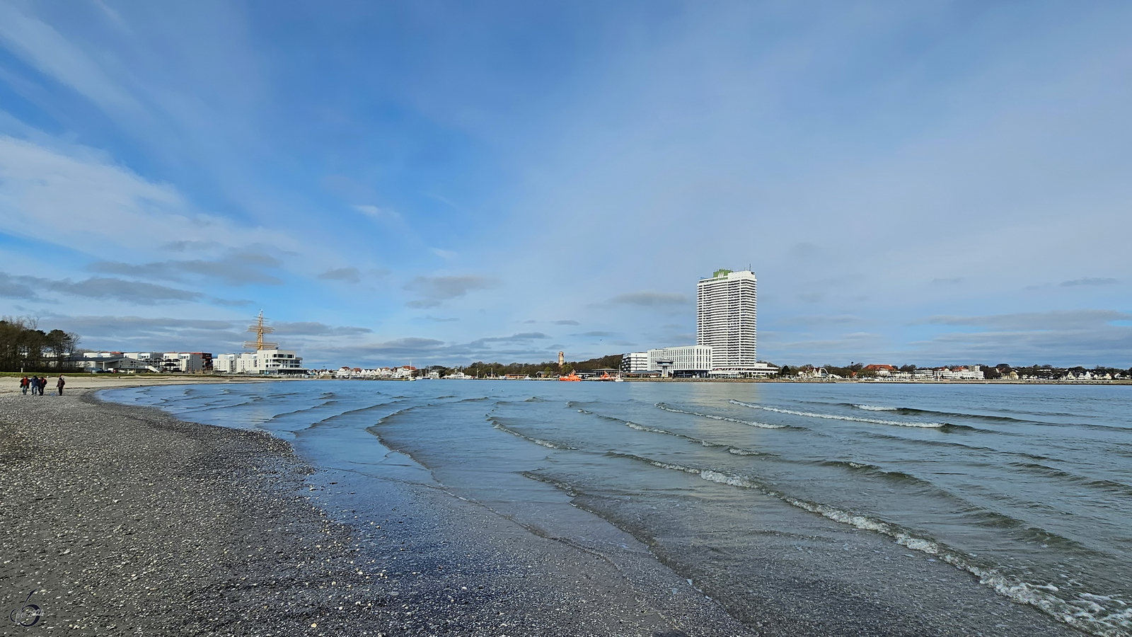 Blick ber die Ostsee auf das 119 Meter hohe Maritim-Hochhaus, welches 1974 fertiggestellt wurde. (Travemnde, April 2024)