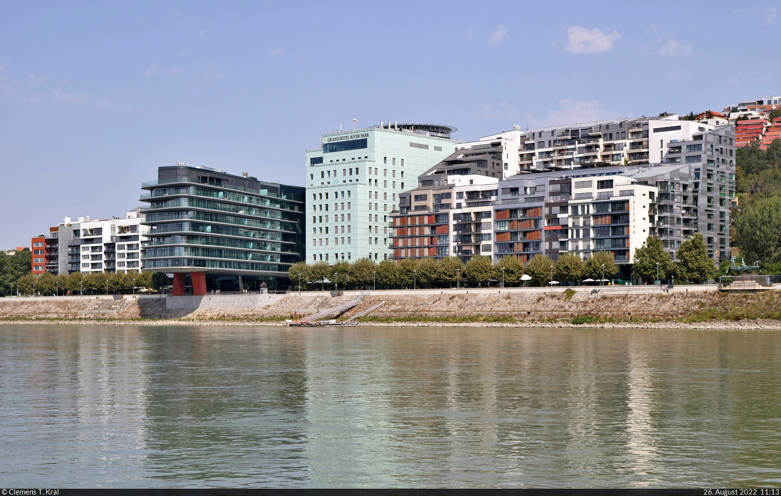 Bratislava (SK):
Entlang der Donau wurden auch einige neue Gebude errichtet. So auch westlich der Burg, wo sich der  River Park  erhebt. Er beherbergt u.a. ein Luxushotel mit Hubschrauber-Landeplatz. Aufgenommen whrend einer Donau-Schiffsfahrt.

🕓 26.8.2022 | 11:13 Uhr