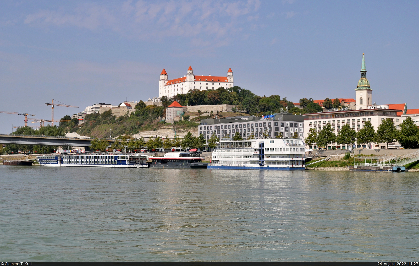 Bratislava (SK):
Hoch ber der Donau und weithin sichtbar thront die Burg, die whrend einer Schiffsfahrt fotografiert wurde. Auch Kreuzfahrt- und Hotelschiffe sowie der Turm des Martinsdoms (rechter Bildrand) komplettieren die Ansicht.

🕓 26.8.2022 | 11:27 Uhr