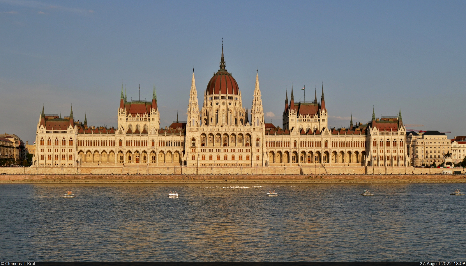 Budapest (HU):
Direkt an der Donau liegt das ungarische Parlamentsgebude. Es ist 268 Meter lang und hnelt dem Palace of Westminster in London.

🕓 27.8.2022 | 18:09 Uhr