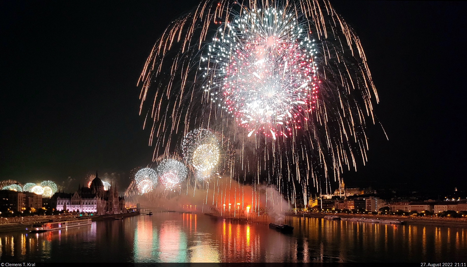 Budapest (HU):
Spektakulres Feuerwerk ber der Donau anlsslich des ungarischen Nationalfeiertags am 20.8., welches jedoch aufgrund schlechten Wetters um eine Woche verschoben werden musste. Im Zusammenspiel mit Musik und Illuminationen staunten die Unmengen an Schaulustigen eine halbe Stunde lang gebannt in den Himmel. Dieses Bild zeigt die Perspektive von der Margaretenbrcke.

🕓 27.8.2022 | 21:11 Uhr