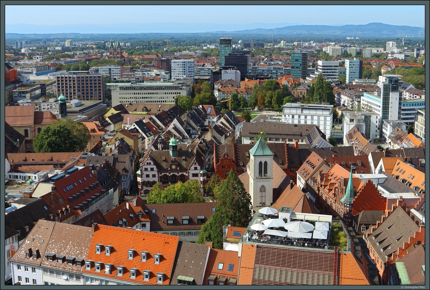 Das Freiburger Mnster bietet einen schnen Blick ber die Freiburger Altstadt. Zu sehen ist hier die westliche Altstadt mit der Universittskirche, der Kirche St. Martin und der Herz-Jesu-Kirche im Hintergrund. Etwa in Bildmitte befindet sich das Neue Rathaus. (Freiburg im Breisgau, 28.09.2023)