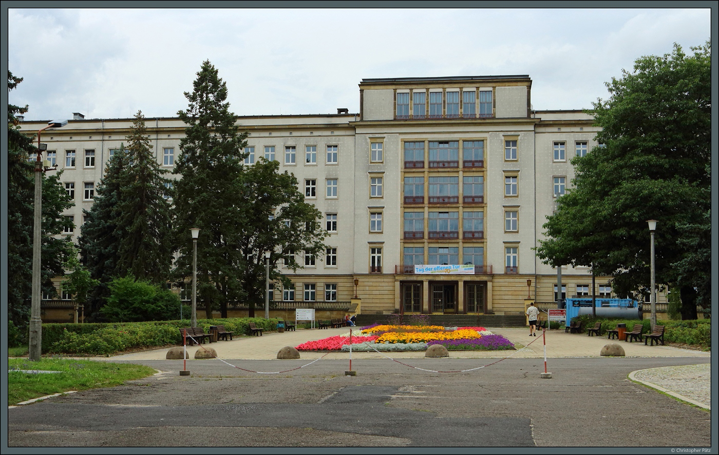 Das Krankenhaus von Eisenhttenstadt ist ebenfalls im Stil des sozialistischen Klassizismus errichtet worden. Es bildet zugleich den Endpunkt der Pawlowallee und ist eingebettet in eine Parkanlage. (05.08.2023)