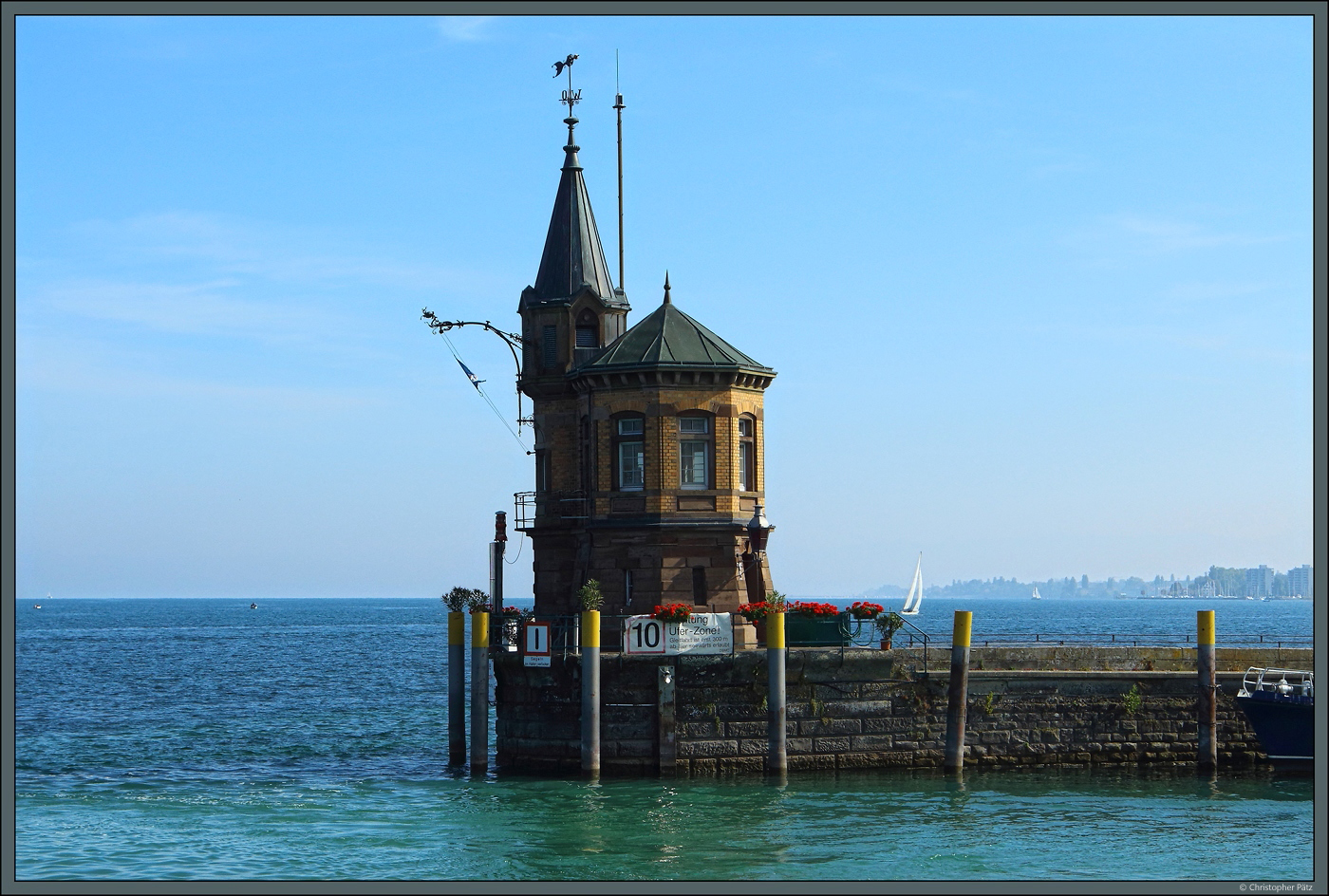 Das Molehuschen in Konstanz wurde im Jahr 1842 als Leuchtturm errichtet und mit dem Umbau der Hafenanlagen 1890 stark verndert. (06.10.2023)