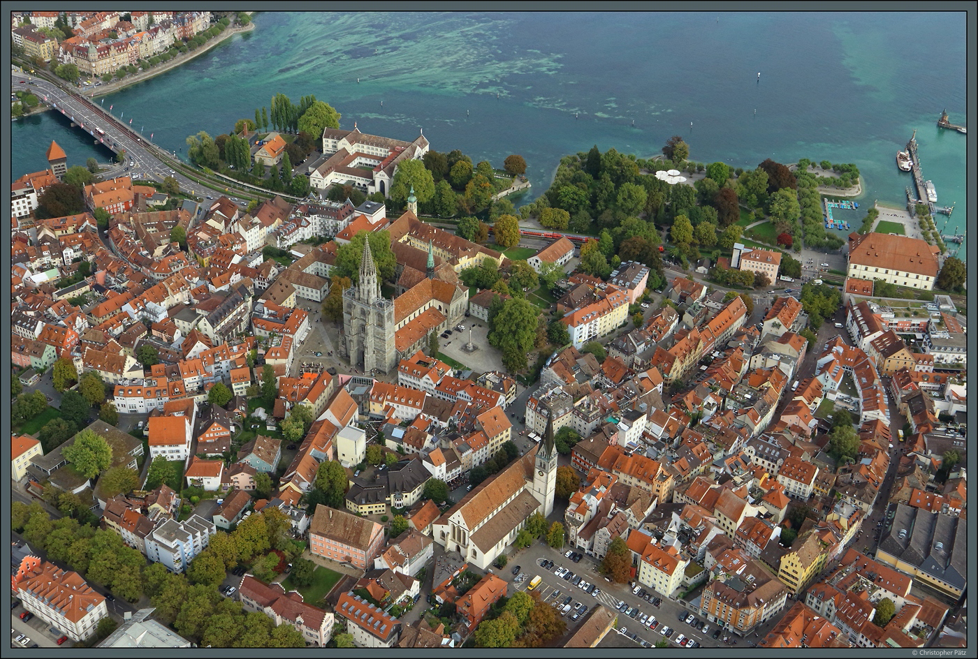 Das Mnster Unserer Lieben Frau und die Stephanskirche prgen die Siluette der Altstadt von Konstanz. Oberhalb des Mnsters ist die Dominikanerinsel mit seinem ehemaligen Kloster zu sehen, am rechten Bildrand das Konzilgebude. (Konstanz, 05.10.2023)