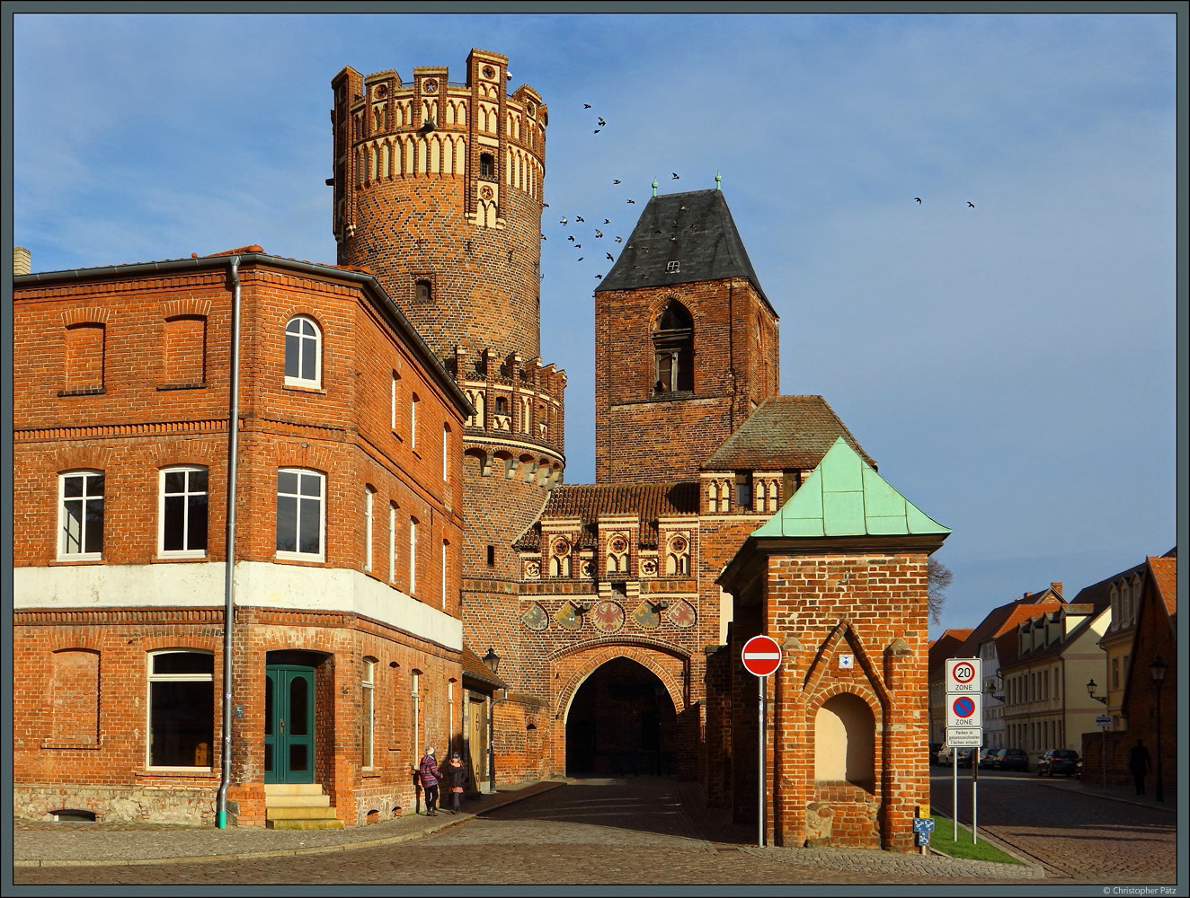 Das Neustdter Tor in Tangermnde zhlt zu den eindrucksvollen Bauten der Backsteingotik. Die Toranlage wurde in mehreren Bauphasen ab 1300 errichtet. Dahinter erhebt sich der Turm der ehemaligen Nikolaikirche. (05.02.2023)