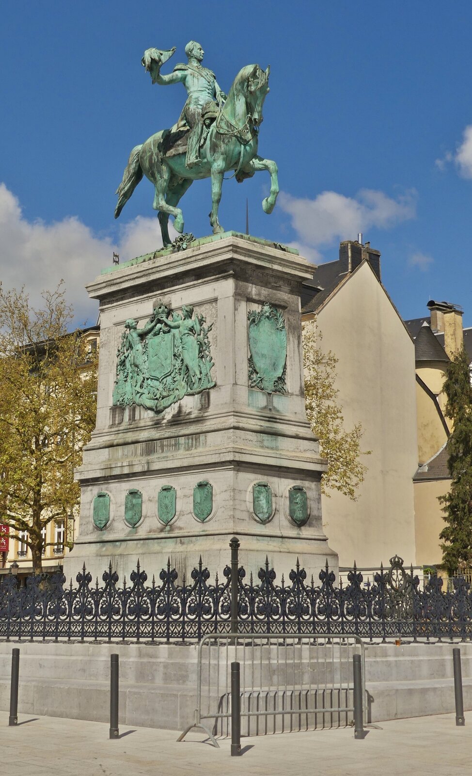 Das Reiterstandbild des Knigs und Groherzogs Wilhelms II, steht auf dem Place Gillaume ll, nahe dem Rathaus in Luxemburg Stadt. 04.2024
