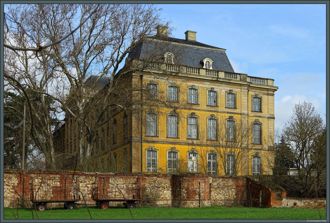 Das Schloss Dornburg bei Gommern wurde 1751 - 1758 als Barockschloss errichtet. Ab 1967 wurde es als Archiv genutzt, steht heute aber leer. (Dornburg, 26.03.2023)