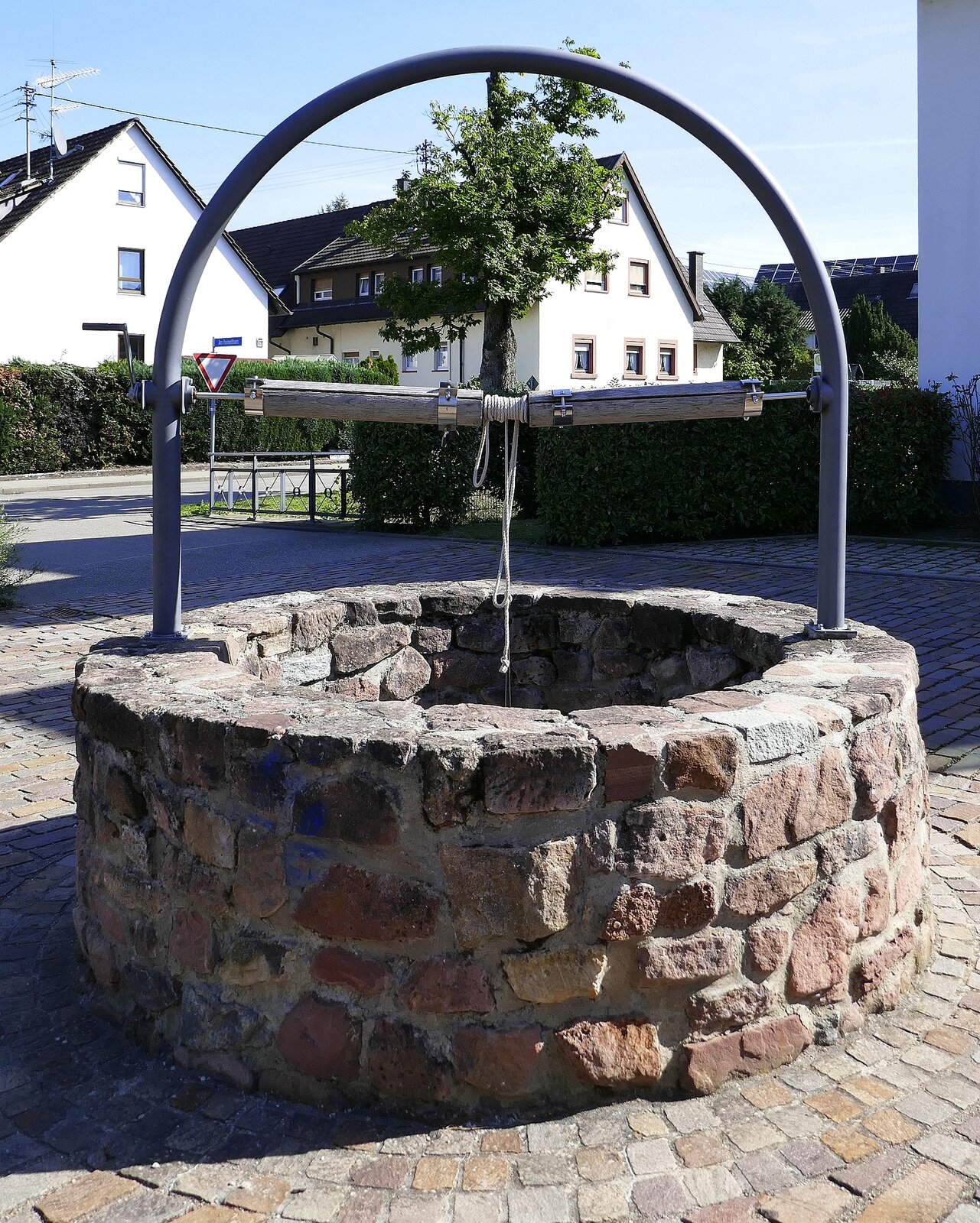 Denzlingen, Tiefbrunnen neben dem  Gaus-Haus , gehrte zum ehemaligen Hofgut, Sept.2023