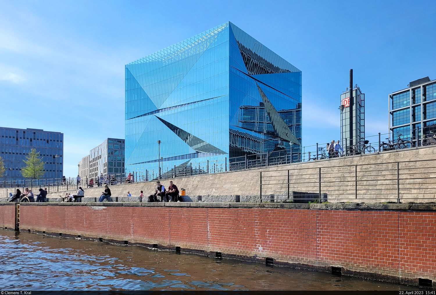 Der  3XN Cube Berlin  neben dem Hauptbahnhof ist vollstndig aus Glas und spiegelt seine Umgebung durch seine auffllige Form mehrfach. Er beherbergt hauptschlich Bros und wurde im Februar 2020 erffnet.

🕓 22.4.2023 | 15:41 Uhr