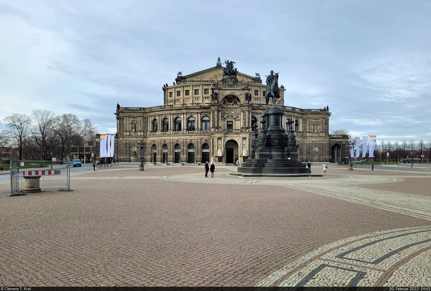 Der Theaterplatz in Dresden mit der 1985 wiedererffneten Semperoper und dem Knig-Johann-Denkmal.

🕓 20.2.2023 | 14:42 Uhr