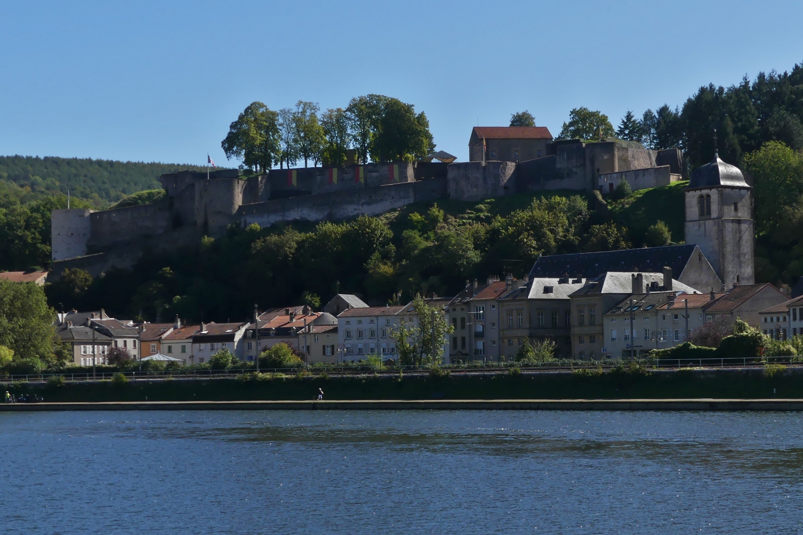 Die Burg von Sierck-les Bains erbaut am Felshang nahe der Mosel, nahe dem Dreilndereck Frankreich Deutschland Luxemburg, aufgenommen bei einer Schiffsreise auf der Mosel. 09.2023