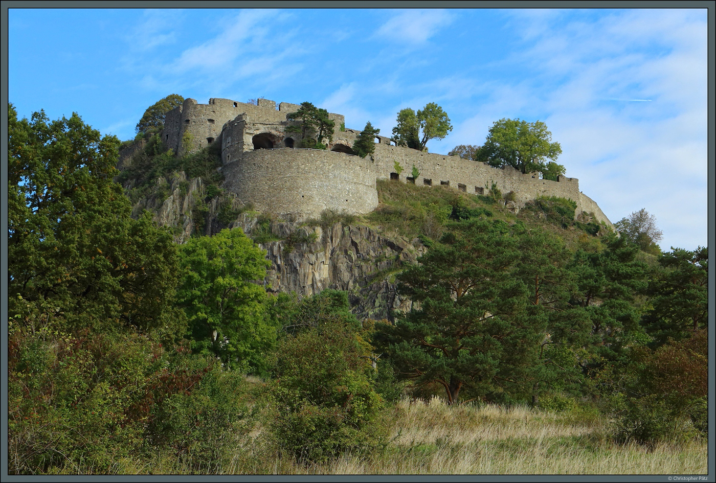 Die Festung Hohentwiel liegt auf einem Felsen oberhalb der Stadt Singen. Bereits im 10. Jahrhundert entstand hier eine Burg, die in den folgenden Jahrhunderten immer wieder umgebaut und erweitert wurde. Im Jahr 1800/1801 wurde sie auf Gehei der Franzosen zerstrt. (Singen, 07.10.2023)
