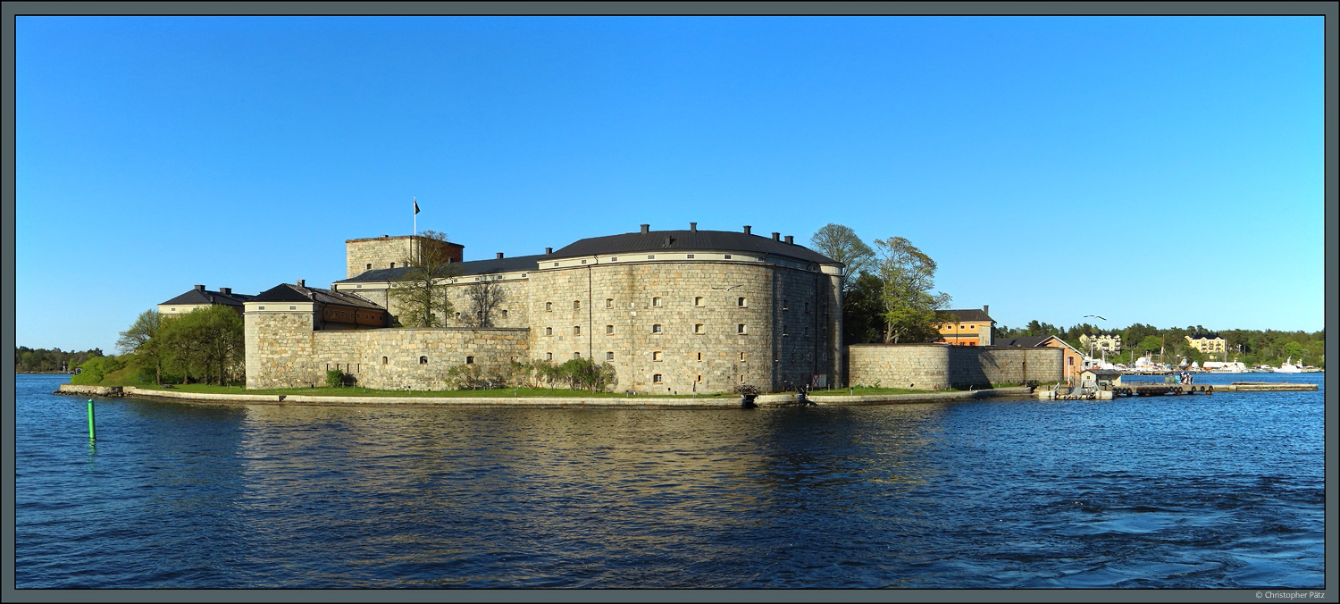 Die Festung Vaxholm wurde im 16. Jahrhundert auf der Insel Vaxholmen errichtet, um die Einfahrt nach Stockholm zu sichern. Heute beherbergt sie ein Museum. (Vaxholm, 18.05.2023)