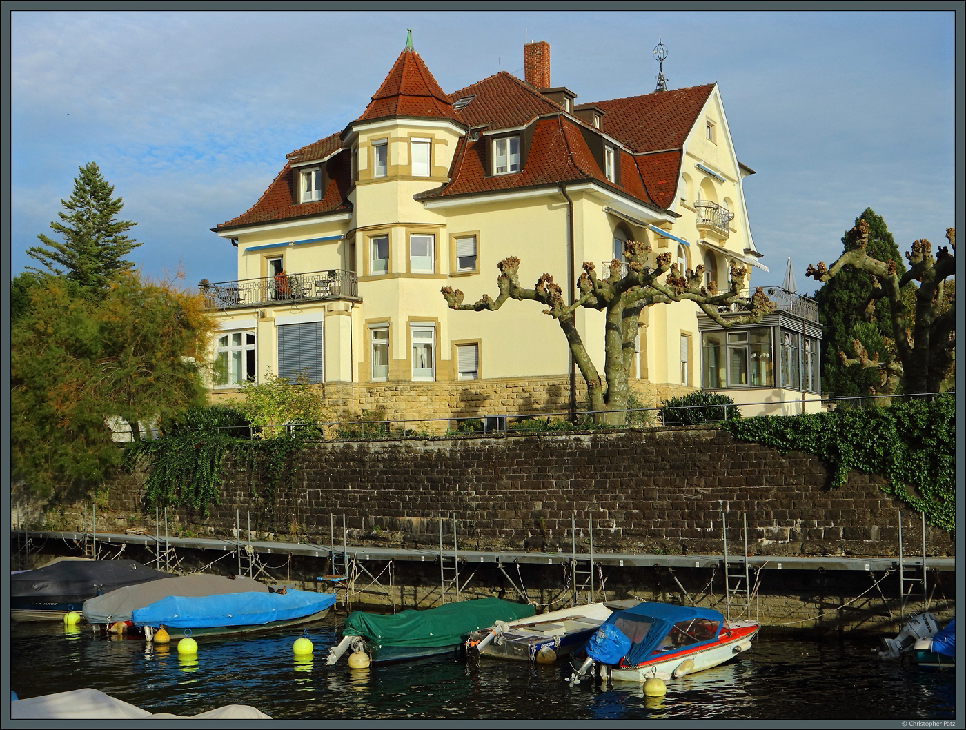 Die Herbstsonne beleuchtet am 07.10.2023 die Villa Seeburg, welche sich am Gondelhafen von berlingen und am Ufer des Bodensees befindet. Die Jugendstilvilla wird heute als Hotel genutzt. 