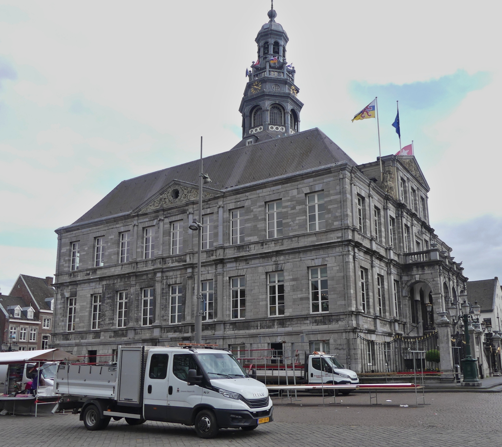 Die Marktstnde sind fast alle abgebaut und geben nun den Blick frei auf das Gemeindehaus von Maastricht. 04.2024

