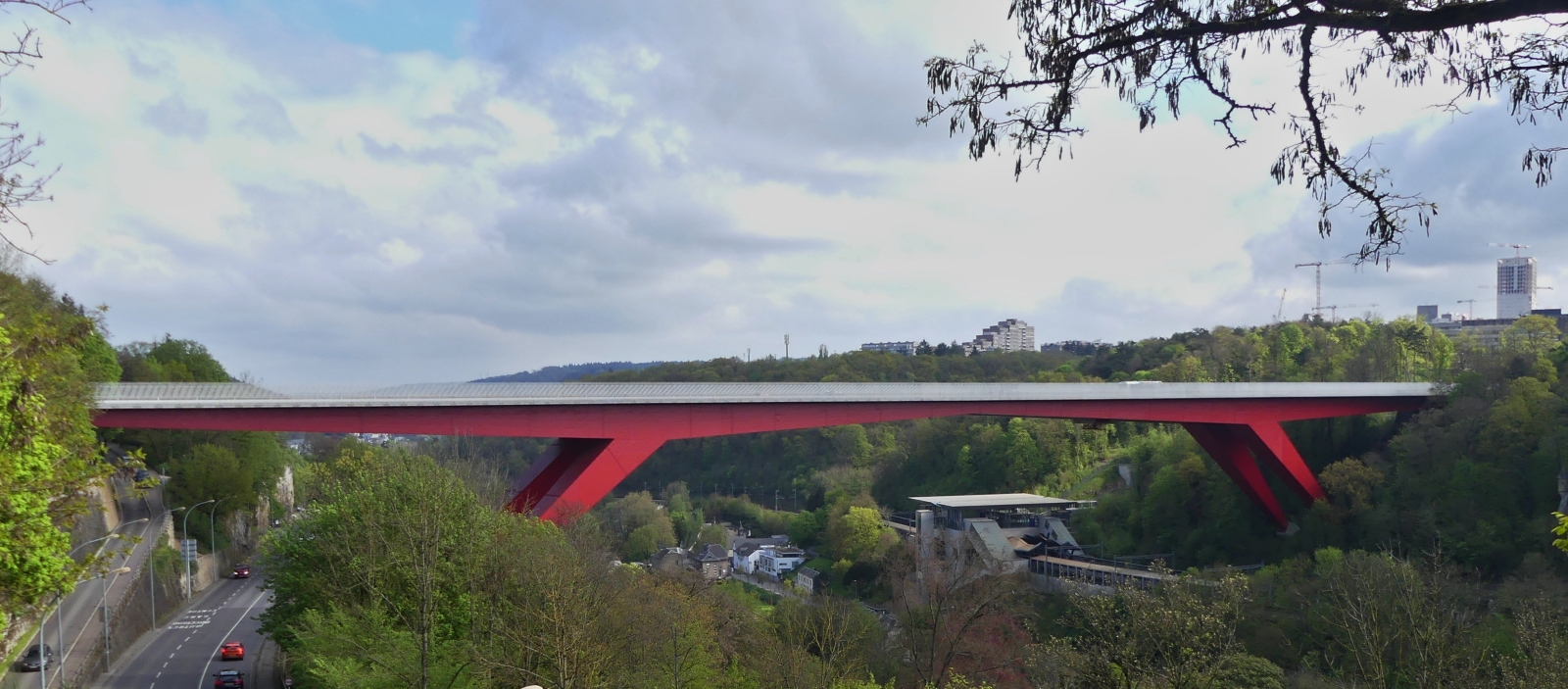 Die Rote Brcke (Pont Grand Duchesse Charlotte) im Neuen Farbkleid, unter der Brcke, der Bahnhof Pfaffenthal - Kirchberg, vom Wanderweg nahe dem Fondation J.P. Pescatore aufgenommen. 04.2024

