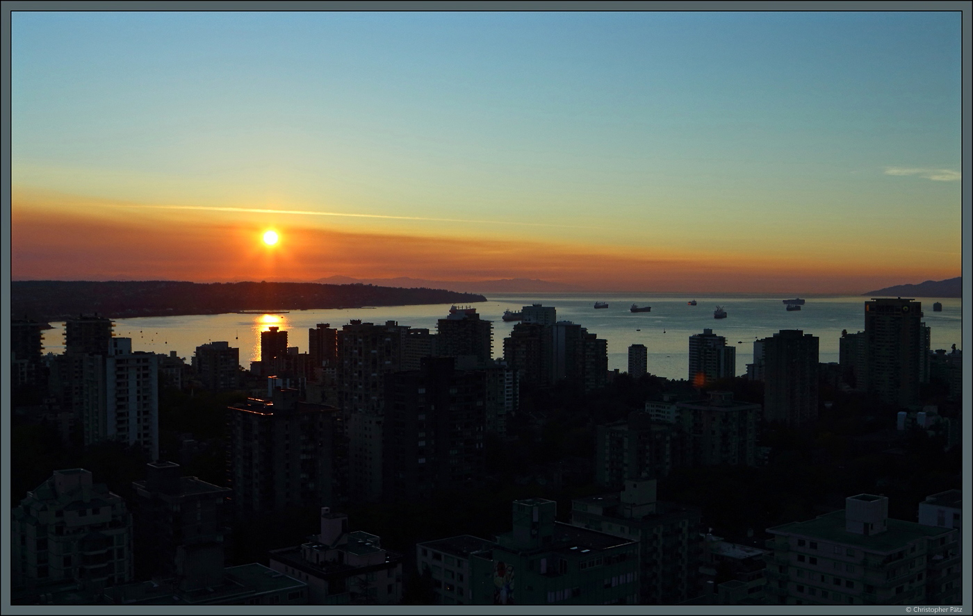 Die Sonne geht am 15.10.2022 ber der English Bay von Vancouver unter, in der zahlreiche Schiffe vor Anker liegen. (Aufgenommen aus dem Blue Horizon Hotel)
