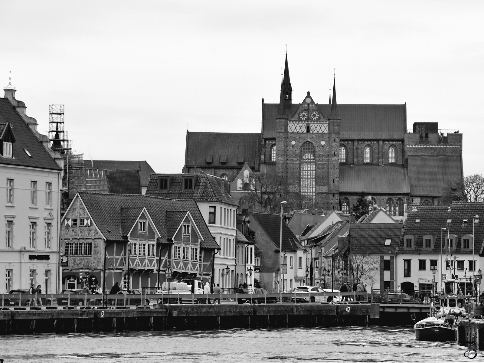 Die um 1295 begonnene Kirche St. Georgen bertront den Rest der Altstadt von Wismar, so gesehen im April 2024 vom Stadthafen aus.