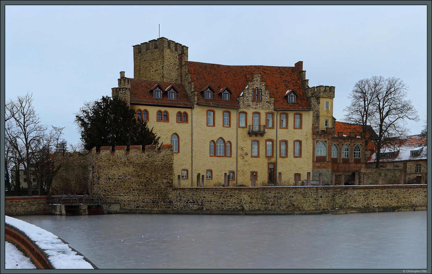 Die Wasserburg Flechtingen entstand um 1300 und wurde spter zum Schloss umgebaut. Die gut erhaltene Anlage ist heute das Wahrzeichen des Kurortes Flechtingen. Die Sdseite mit dem Kemenatenflgel liegt am Schlossteich, ein Tor gewhrt den Zugang aus Richtung Westen. (21.01.2024)
