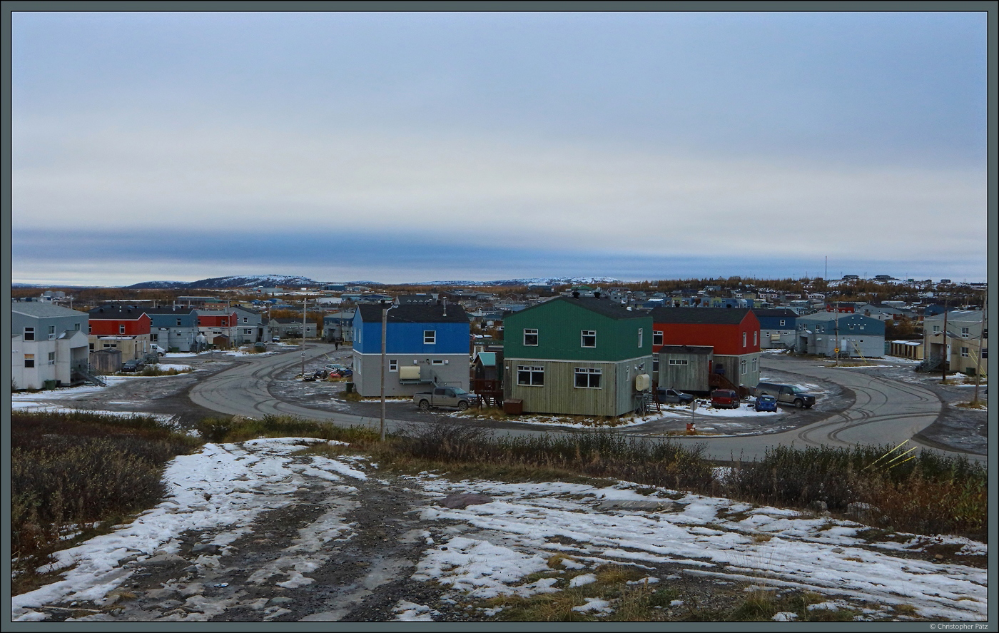 Die Wohnhuser im Zentrum von Kuujjuaq wurden oft von Wohnbauunternehmen in serieller Bauweise errichtet und vermietet. Aufgrund der eisigen Winter gibt es keine zentrale Wasserversorgung, die Versorgung erfolgt mit LKW. (13.10.2022)