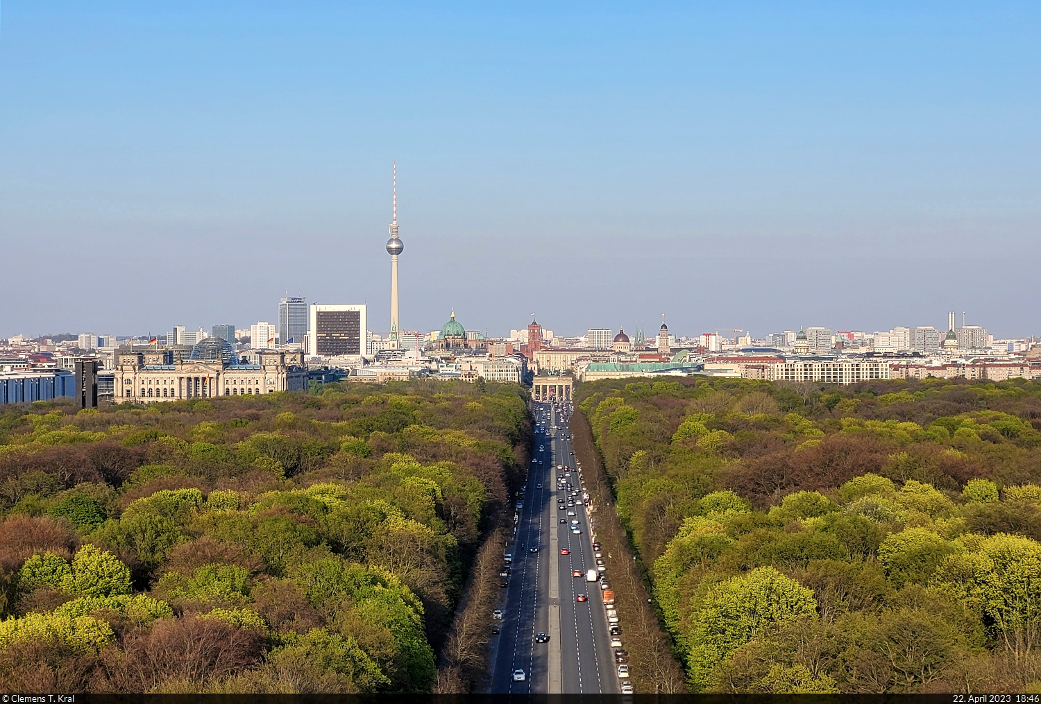 Durchblick von der Siegessule auf das Brandenburger Tor und viele andere Sehenswrdigkeiten, die Berlin zu bieten hat, so zum Beispiel das Reichstagsgebude, der Fernsehturm, der Dom und das Rote Rathaus.

🕓 22.4.2023 | 18:46 Uhr