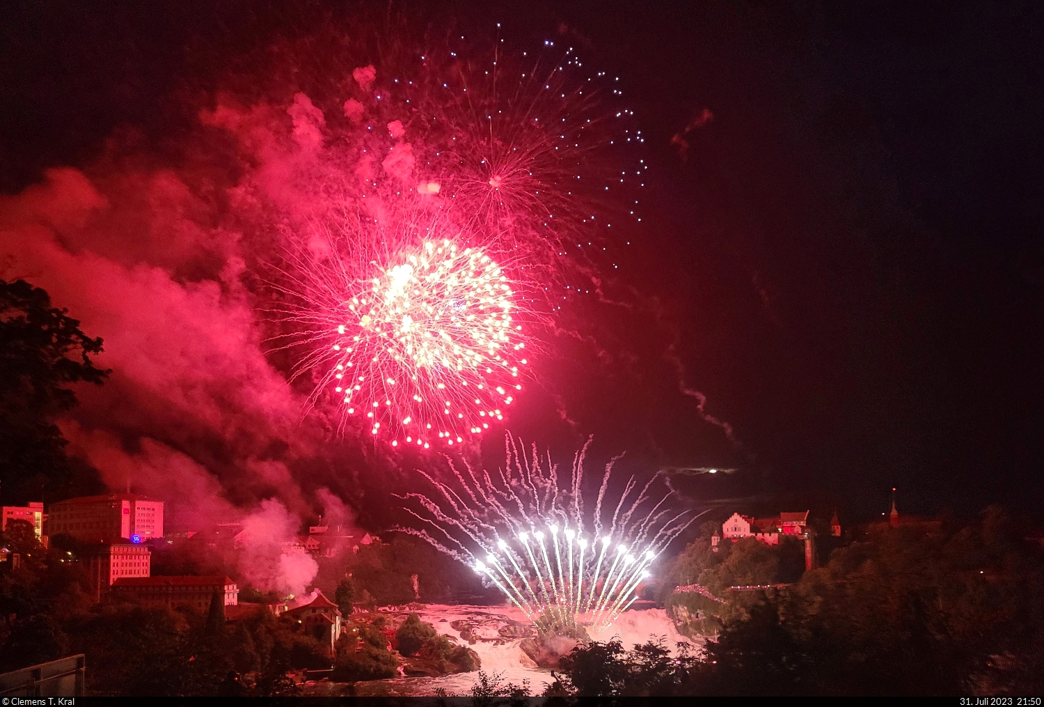  Fire on the Rocks : groes Feuerwerk ber dem Rheinfall im Vorfeld des Schweizer Nationalfeiertags am 1. August. Zwanzig Minuten lang leuchtete der grte Wasserfall Europas in allen mglichen Farben.

🕓 31.7.2023 | 21:50 Uhr
