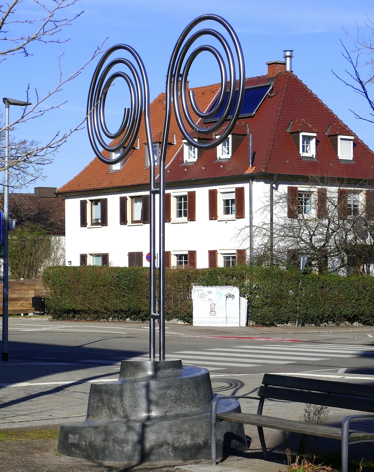 Freiburg, die Httinger Stehle, erinnert an den ehemaligen Standort der Firma Httinger im Westen Freiburgs, Feb.2023