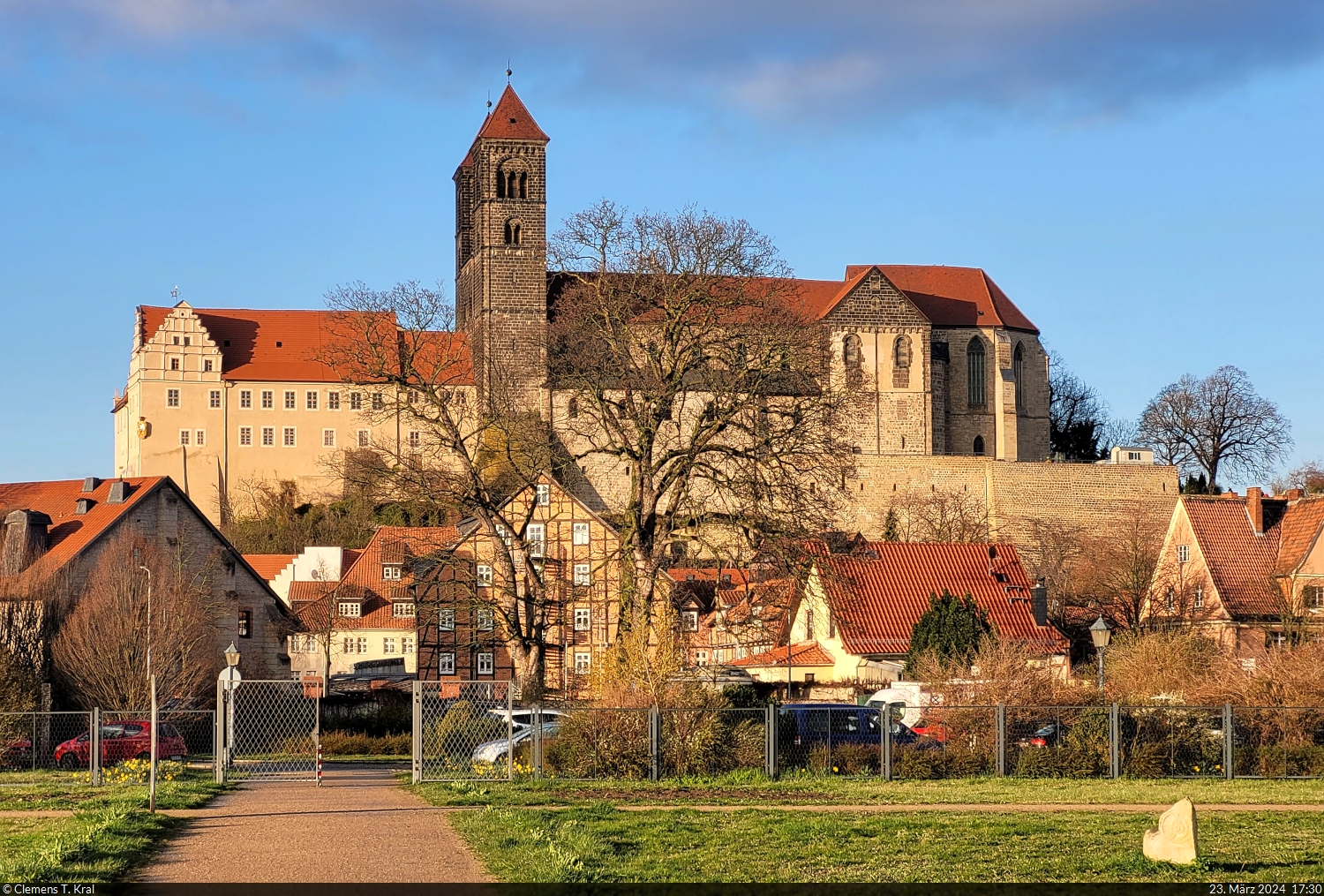 Gilt als eines der Wahrzeichen von Quedlinburg: die Stiftskirche St. Servatius, gesehen vom Abteigarten.

🕓 23.3.2024 | 17:30 Uhr