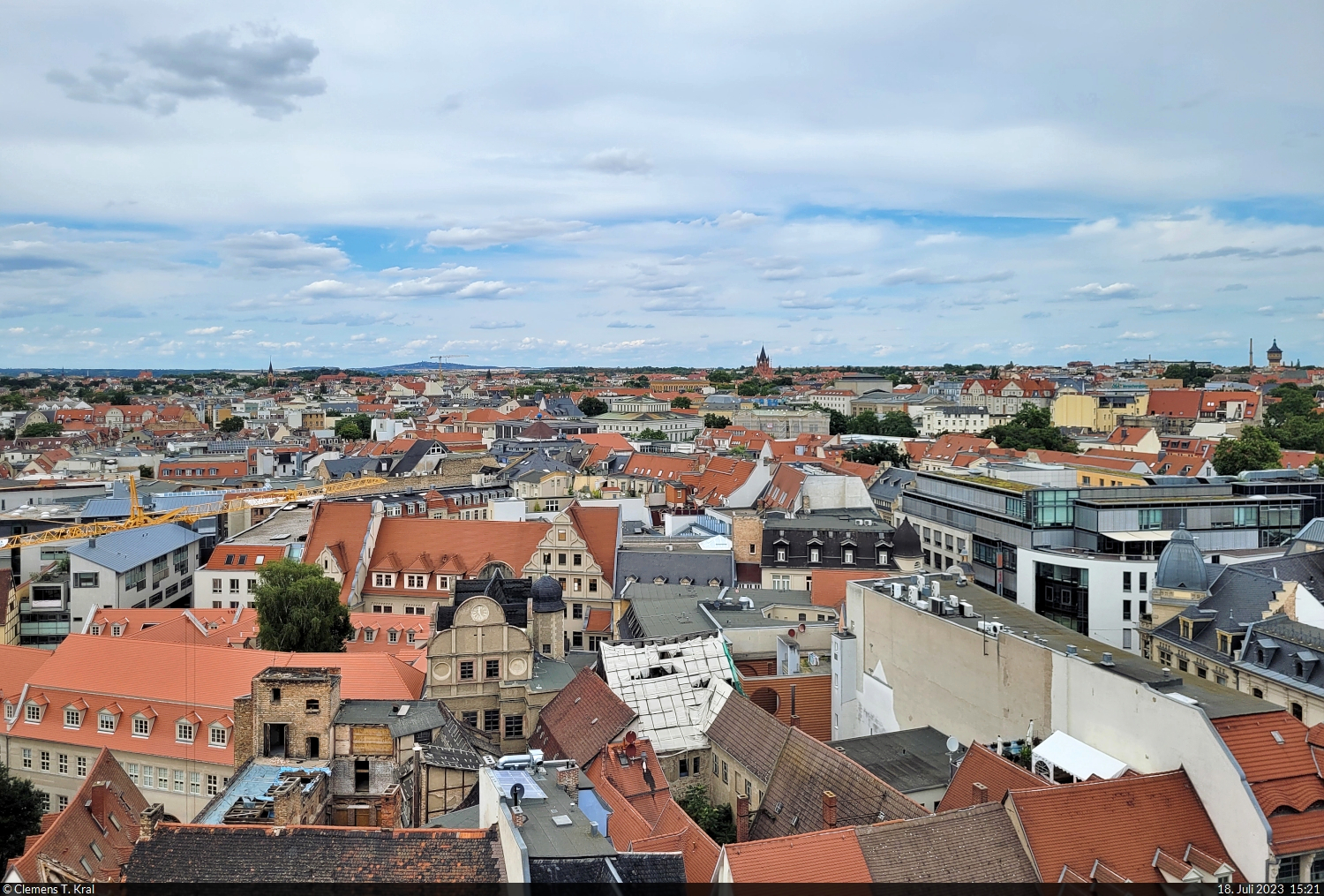 Halle (Saale) von oben:
Sicht von den Hausmannstrmen auf die nrdliche Innenstadt, am Horizont (v.l.n.r.) mit Petersberg, Pauluskirche und Wasserturm Nord.

🕓 18.7.2023 | 15:21 Uhr