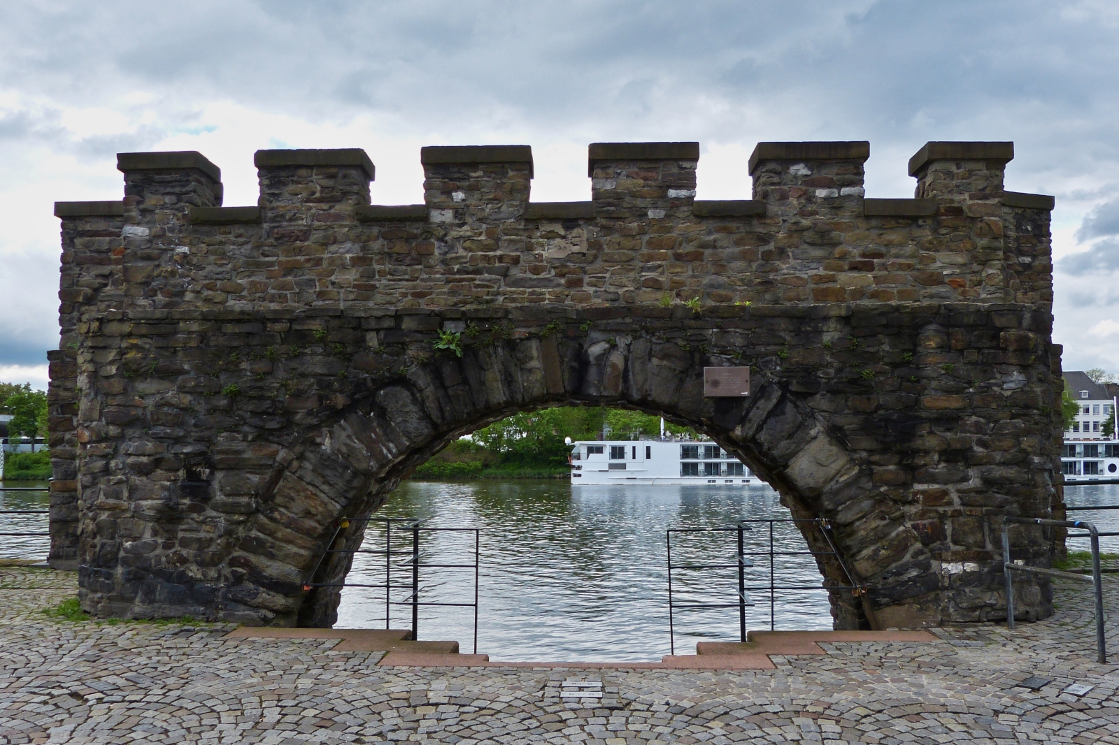 Het Waterpoortje, (die Wasserpforte), erbaut im 13.Jahrhundert, war Teil der Stadtmauer und Diente zu jener Zeit zum be- und entladen der Schiffe auf der Maas, um 1714 wurde das Durchgangsloch vergrert um das be- und entladen zu vereinfachen. Nachdem es um 1890 von der Gemeinde Maastricht zerstrt wurde, wurde es im Jahr 1897 durch das Innenministerium Rekonstruiert worden. (bersetzt von der Tafel welche an der Mauer befestigt ist und noch zu lesen ist). 05.2023
