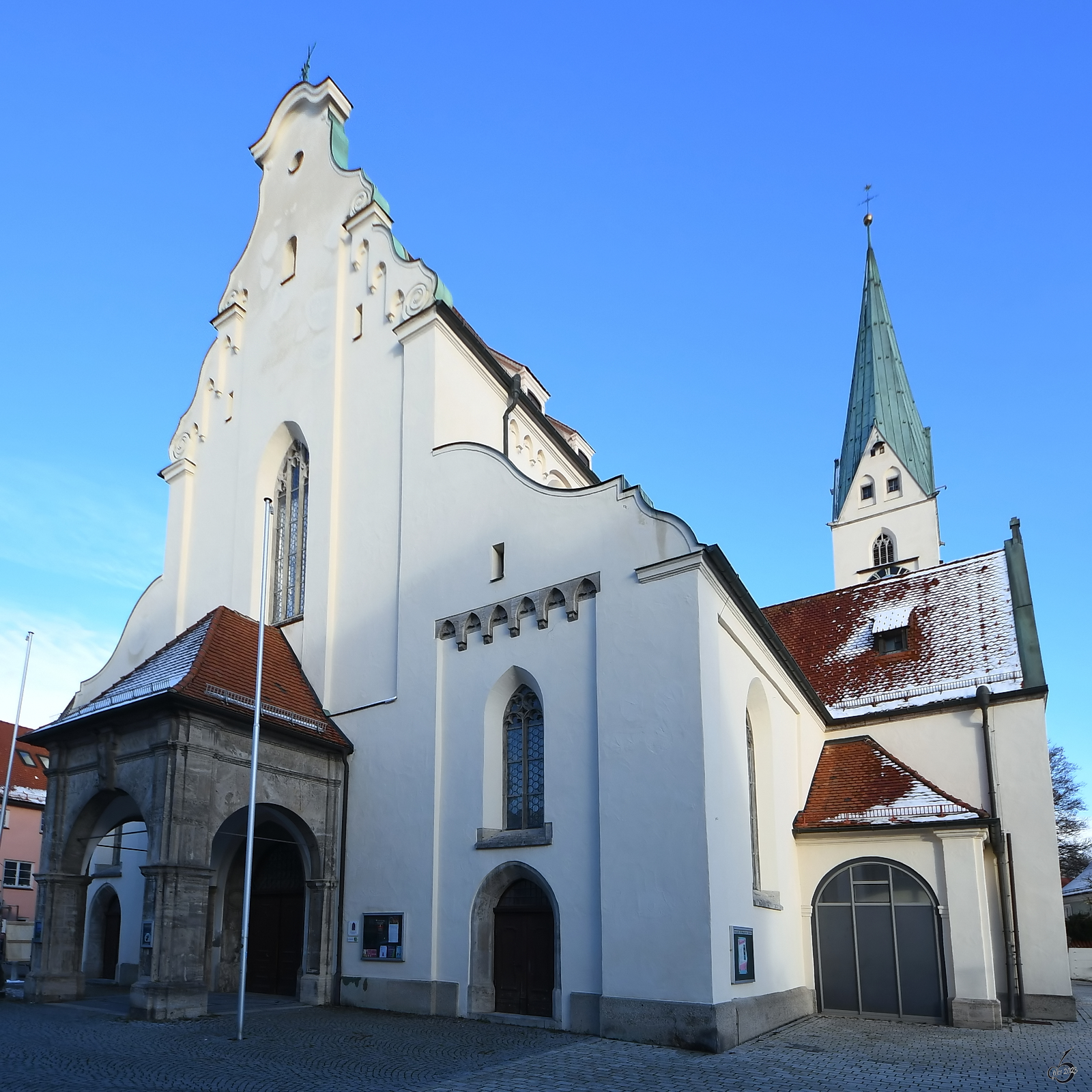 Im Bild die 15. Jahrhundert erbaute evangelisch-lutherische Stadtpfarrkirche St. Mang in Kempten.  (November 2023)