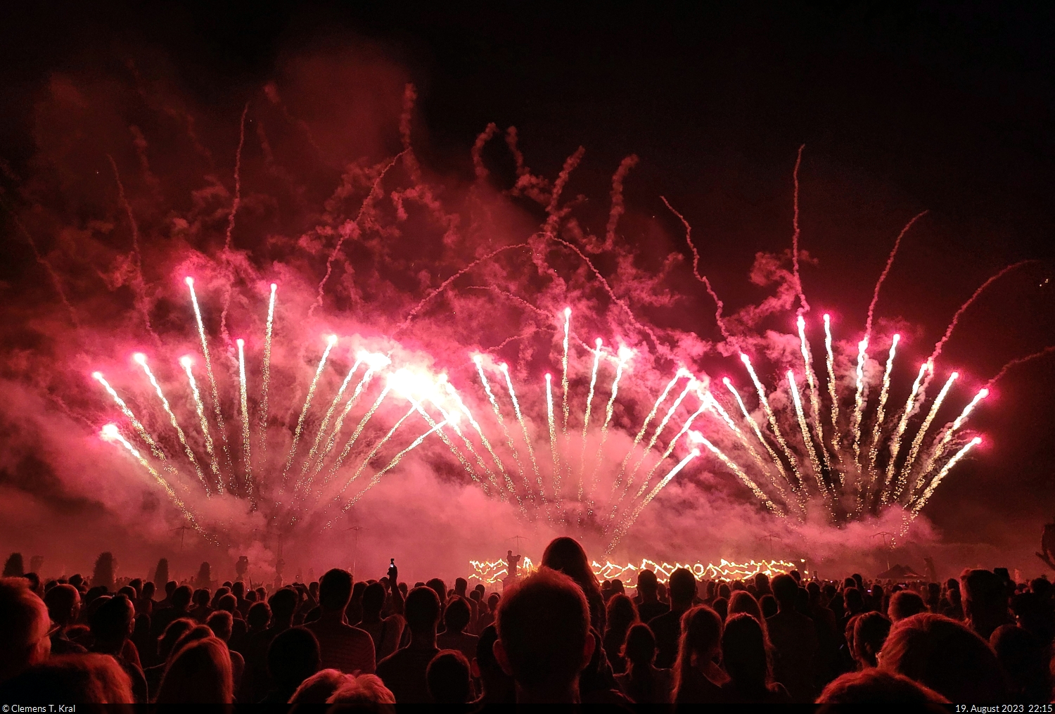 Internationaler Feuerwerkswettbewerb in den Herrenhuser Grten in Hannover: Mitte August konnte die Schweiz zeigen, was sie drauf hat, und wusste mit ihrer etwa halbstndigen Show zu berzeugen. Musik und Pyro waren wunderbar aufeinander abgestimmt.

🕓 19.8.2023 | 22:15 Uhr
