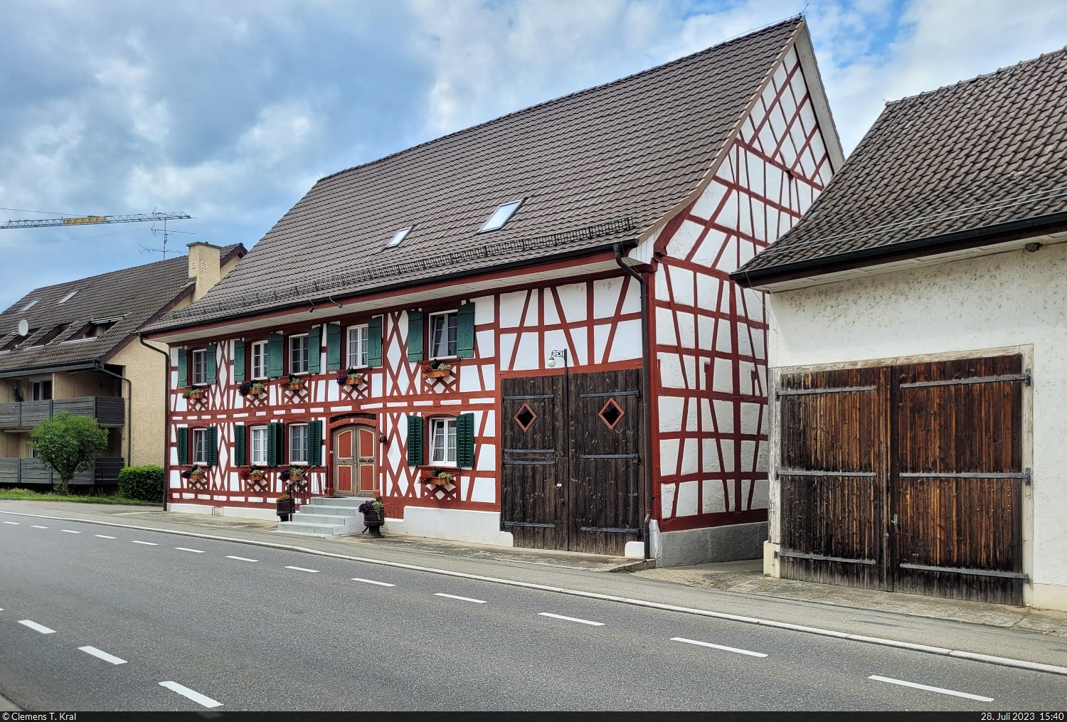Liebevoll erhaltenes Fachwerkhaus gegenber der Dorfkirche in Bsingen am Hochrhein, einer deutschen Exklave in der Schweiz.

🕓 28.7.2023 | 15:40 Uhr