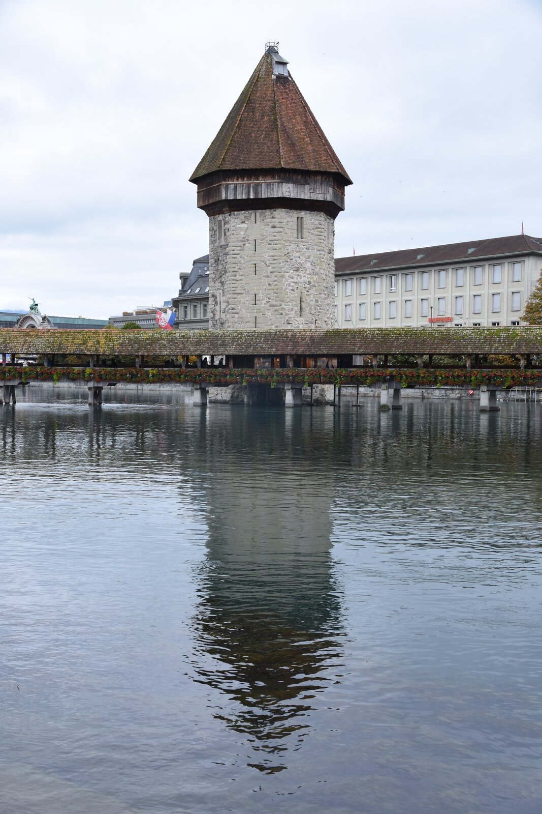 LUZERN, 29.09.2022, der Wasserturm an der Kapellbrcke, das Wahrzeichen Luzerns