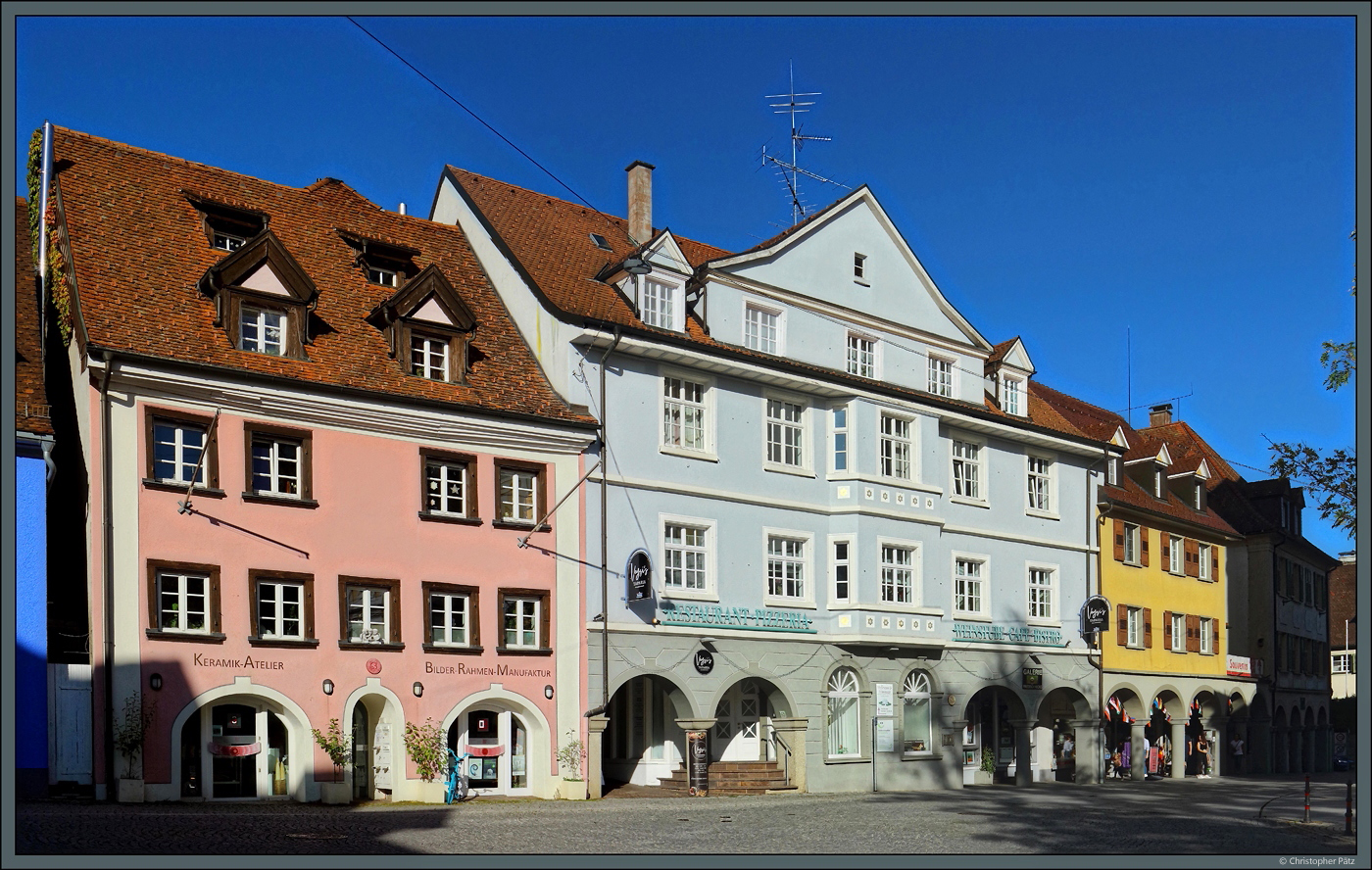 Nach einem groen Stadtbrand 1908 wurden viele Gebude Donaueschingens im Jugendstil neu errichtet. Hier sind Wohn- und Geschftshuser an der Frstenbergstrae neben der Stadtkirche zu sehen. (01.10.2023)